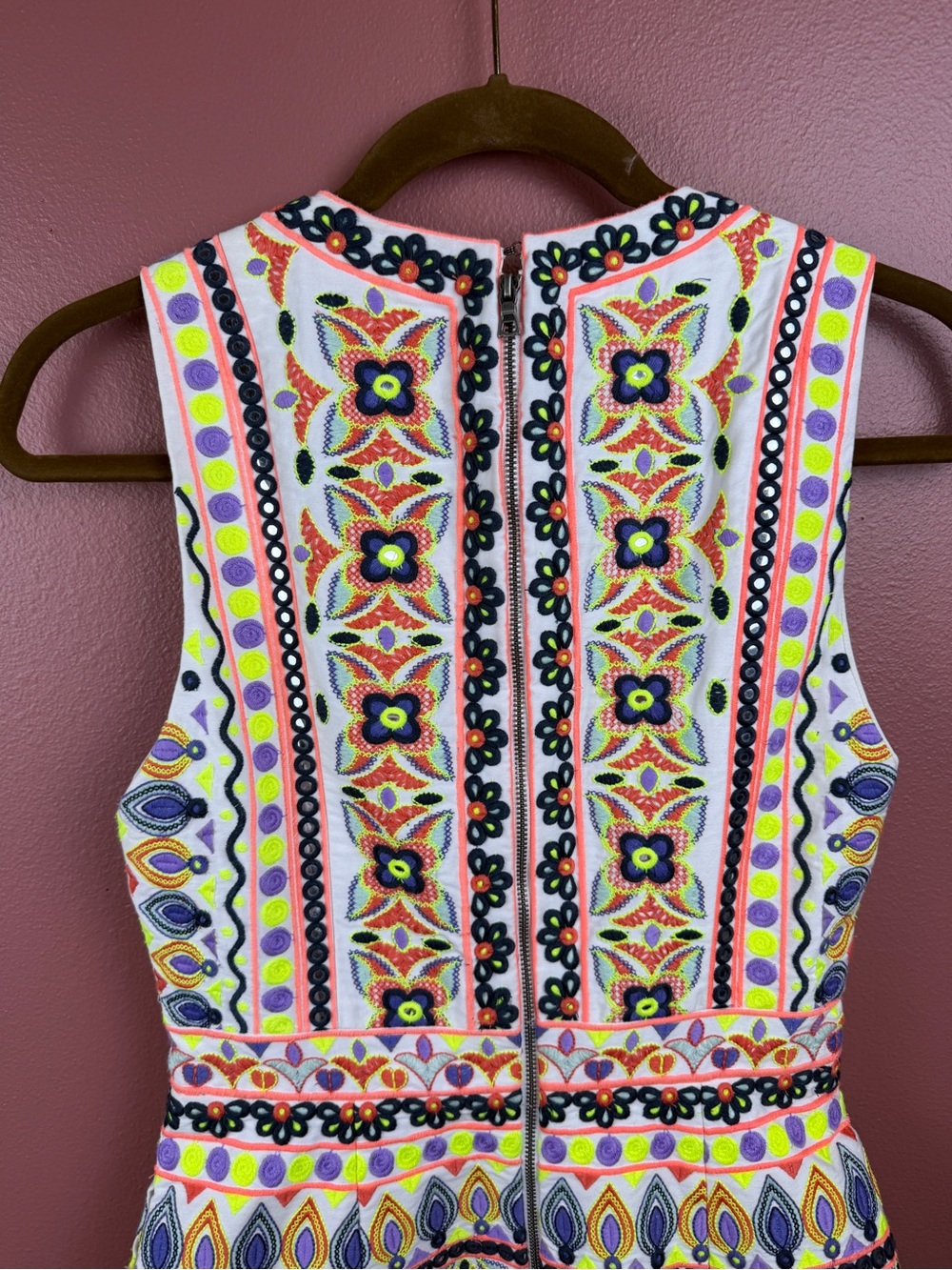 NWT Alice + Olivia Patty Embroidered Mini Dress Size 0 w/ V-neck & Pockets - Picture 9 of 11
